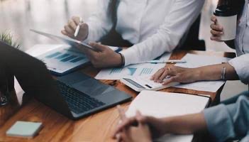 Ilustração corporativa mostrando empresário com garantias financeiras como duplicatas, máquinas e automóveis para capital de giro