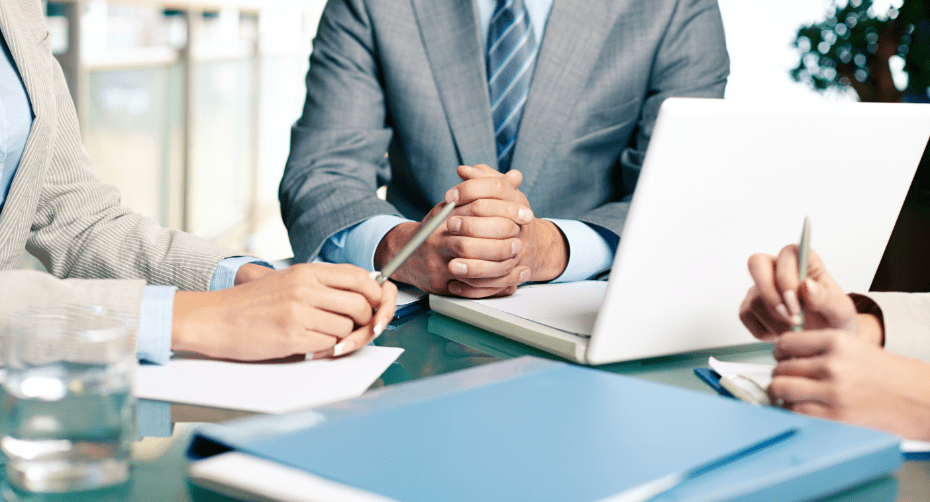 Equipe financeira analisando reajuste do plano de saúde empresarial em painel com gráficos de custos