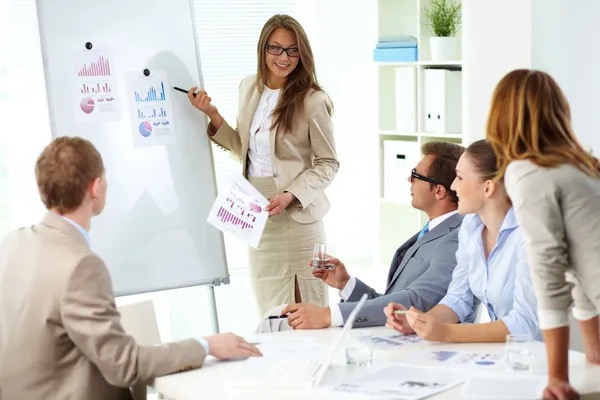 Ilustração corporativa de empresa analisando monetização de créditos de IPI com deságio
