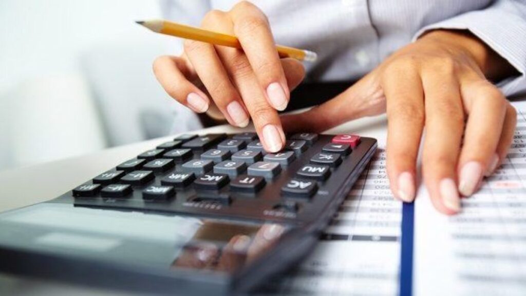Equipe empresarial analisando gráficos de impostos com assessor financeiro