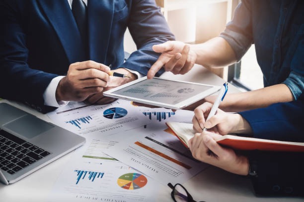 comparando taxa fixa e comissão por venda em investimentos