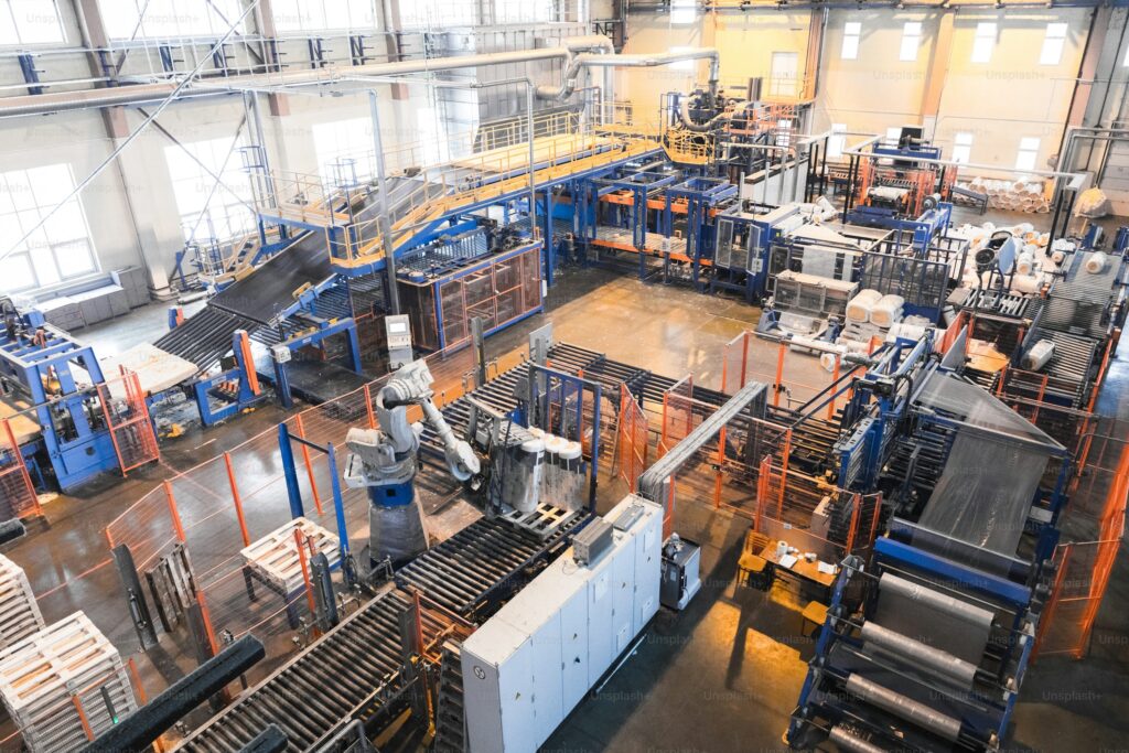 Ilustração de fábrica moderna com máquinas industriais alugadas e equipe analisando custos