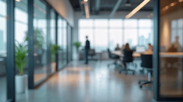 Equipe analisando coberturas de seguro empresarial em painel com ícones de proteção