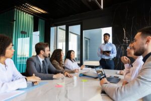 reunião com pessoa reais empresarial sobre planos de saúde e economia